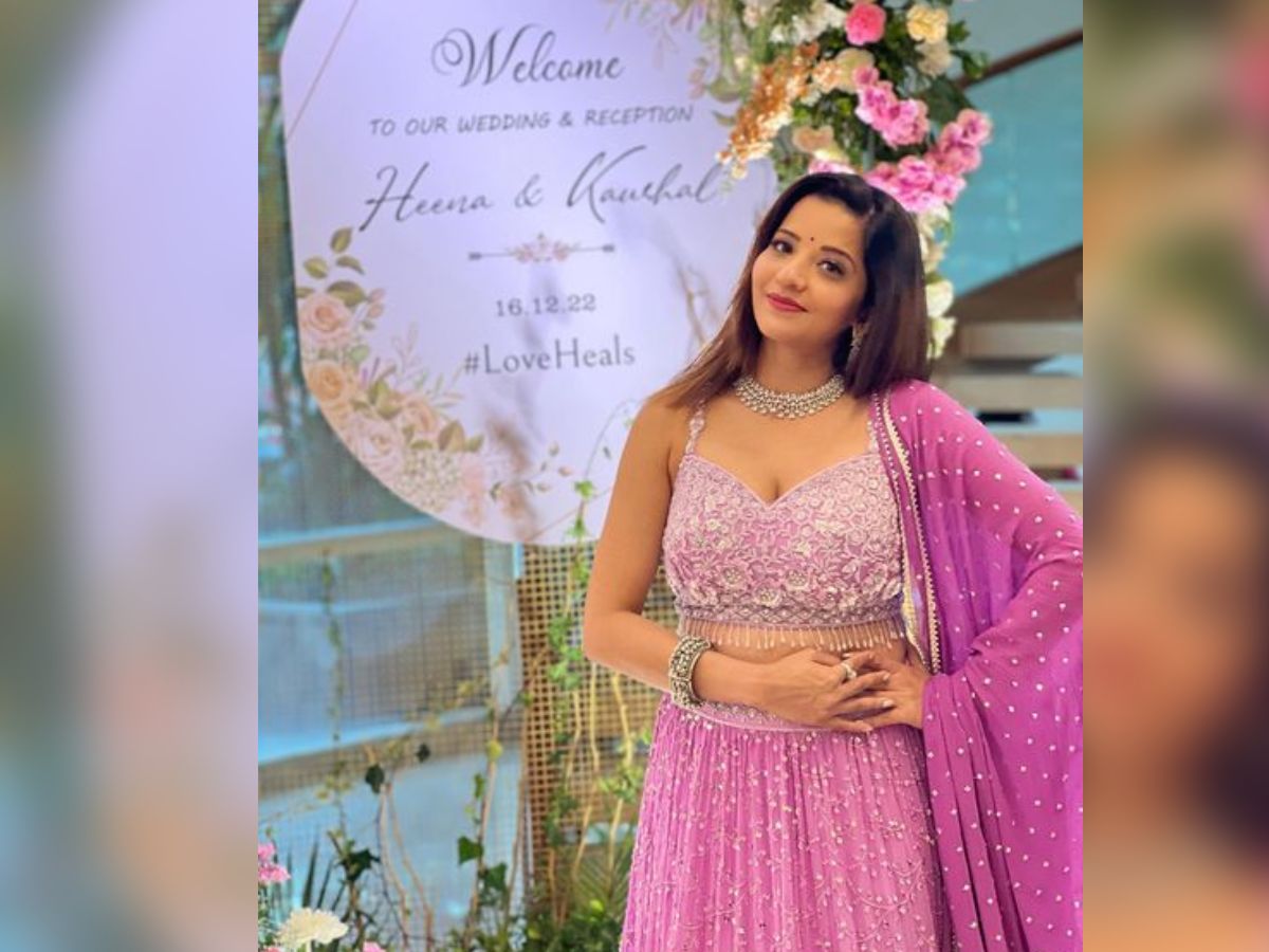  एक्ट्रेस मोनालिसा (Monalisa) गौरव जोशी (Kaushal Joshi Wedding) की शादी में पर्पल कलर के डिजाइनर लहंगे में पहुंची. वेडिंग लुक में उनकी खूबसूरती देखती ही बनती थी. (Photo Source- Instagram)