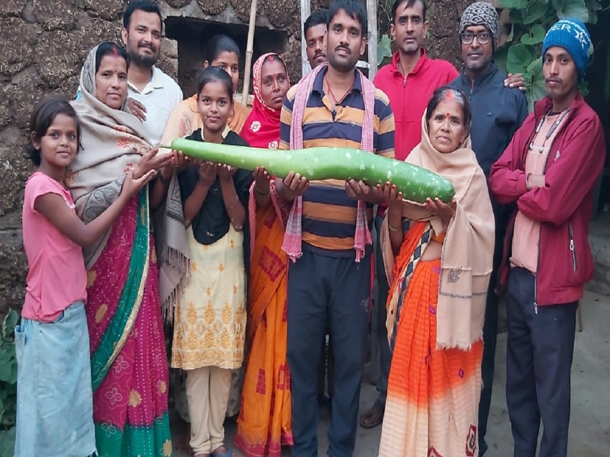 अनोखी प्रजाति के कद्दू के साथ किसान चंद्रशेखर सिंह.