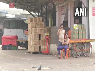  एनसीपी और शिवसेना द्वारा बुलाए गए पुणे बंद को कई व्यापारी संगठनों का समर्थन भी प्राप्त है. बंद का आह्वान करने वाले संगठनों ने शाम 3 बजे तक सभी दुकानें और ऑफिस बंद रखने को कहा है. (Image: ANI).