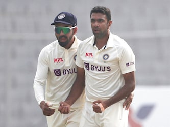  भारत और ऑस्ट्रेलिया (India vs Australia) के बीच खेले जाने वाले बहुप्रतीक्षित बॉर्डर गावस्‍कर ट्रॉफी (Border Gavaskar Trophy) का आगाज नौ फरवरी से हो रहा है. प्रतिष्ठित सीरीज का पहला मुकाबला नौ फरवरी को नागपुर स्थित विदर्भ क्रिकेट असोसिएशन स्टेडियम में खेला जाएगा. (AP)