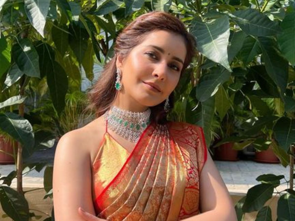  राशि खन्ना ने हाल ही में अपनी देसी अवतार वाली पिक्चर्र शेयर की हैं जिन्हें भारतीय यूजर्स काफी पसंद कर रहे हैं. अभिनेत्री पारंपकि साड़ी में देसी और स्ट्रिप ब्लाउज में मॉडर्न लुक दे रही हैं. (Photo Source- Instagram)