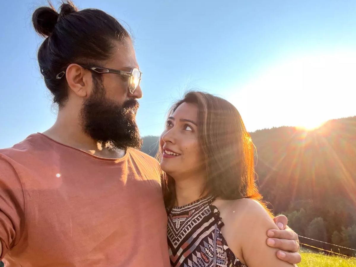 पिक्स के कैप्शन में राधिका ने यश को उनके साथ हंसी खुशी से 6 साल बिताने के लिए शुक्रिया भी कहा है. वे लिखती हैं, 'शादी के इन 6 सालों को मैजिकल के साथ-साथ रियल बनाने के लिए थैंक्स, Happy Anniversary. Love you.' (Photo Source- Instagram)