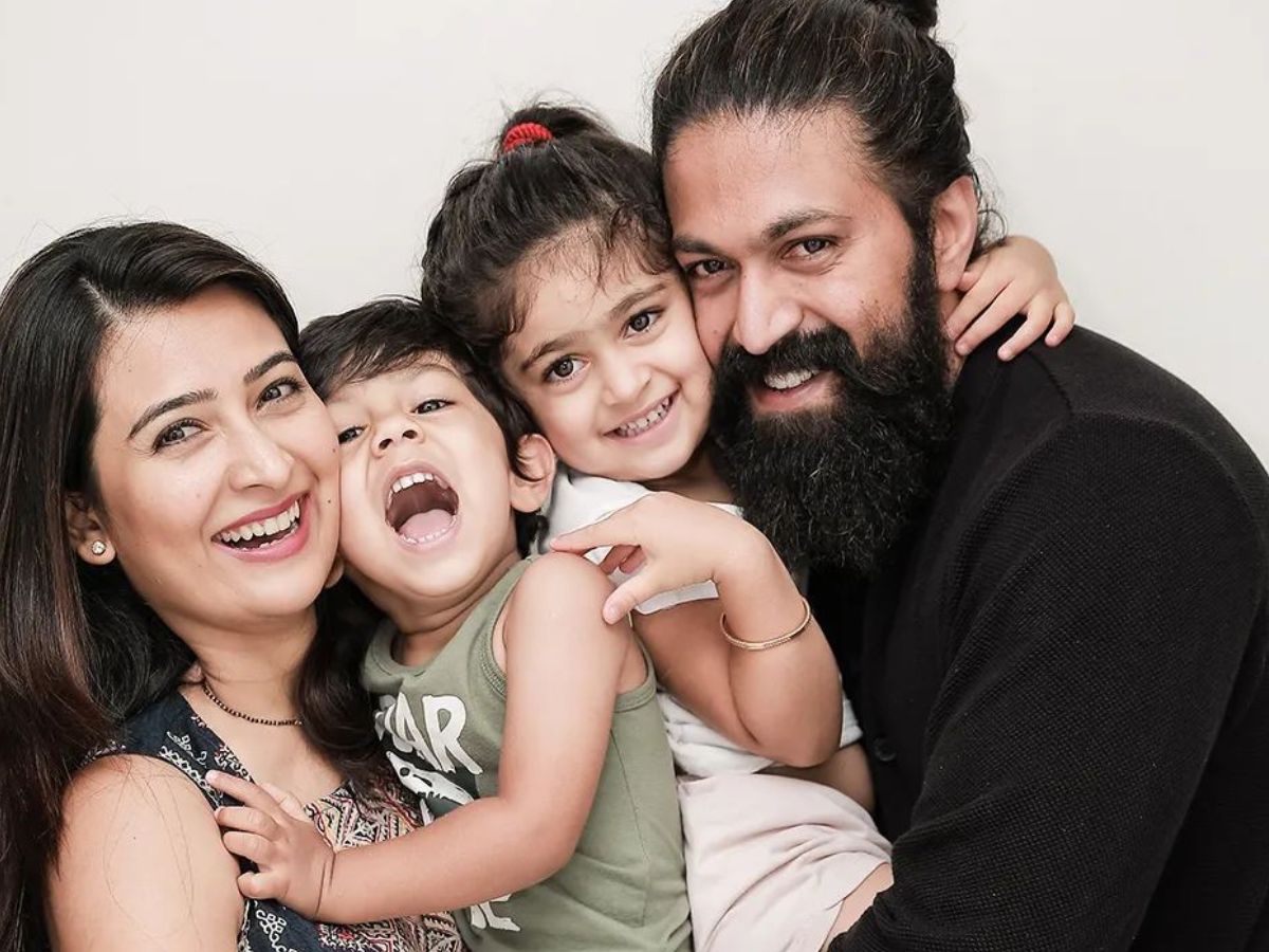 इस कपल के 2 क्यूट बच्चे भी हैं जिनके साथ राधिका अक्सर तस्वीरें शेयर करती रहती हैं. (Photo Source- Instagram)