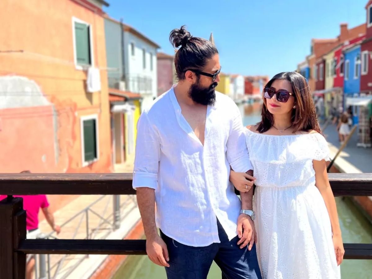 पिक्स के कैप्शन में राधिका ने यश को उनके साथ हंसी खुशी से 6 साल बिताने के लिए शुक्रिया भी कहा है. वे लिखती हैं, 'शादी के इन 6 सालों को मैजिकल के साथ-साथ रियल बनाने के लिए थैंक्स, Happy Anniversary. Love you.' (Photo Source- Instagram)