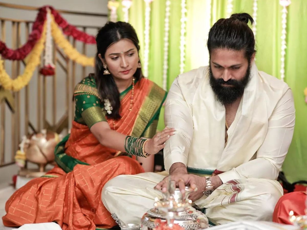 तस्वीर में यश और राधिका किसी त्यौहार पर साथ पूजा करते देखे जा सकते हैं. दोनों अक्सर पूजा-पाठ की पिक्चर्स शेयर करते रहते हैं, क्योंकि ये कपल धार्मिक भी है, जि एनिवर्सरी पोस्ट में यश की लेडी लव बयां भी कर चुकी हैं. (Photo Source- Instagram)