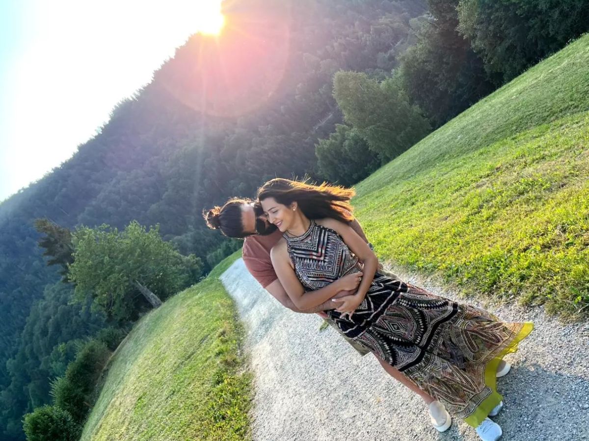 राधिका ने फोटो शेयरिंग साइट इंस्टाग्राम पर अपने स्टार हसबैंड संग तस्वीरों को शेयर कर बेहतरीन कैप्शन भी जोड़ा है. उन्होंने लिखा, 'ये हम हैं.. थोड़े फिल्मी, थोड़े चंचल, थोड़े धार्मिक, थोड़े गंभीर लेकिन बहुत वास्तविक.' (This is us.. we can be a lil filmy, a lil playful, a lil religious, a lil serious but a lot REAL) (Photo Source- Instagram)