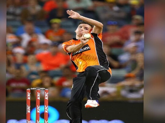 IPL Auction से पहले पंजाब किंग्स के पुराने गेंदबाज ने कहर बरपाती हुई गेंदबाजी की है. टी20 मैच में 9 रन देकर 4 विकेट लिए हैं. (Instagram)