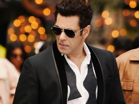 अब तक करीब 80 फिल्‍में कर चुके सलमान खान एक सबसे महंगे अभिनेताओं में शामिल हैं. अभी तक उन्‍होंने औसतन हर फिल्‍म के लिए 71 करोड़ रुपये की फीस ली है. फोर्ब्‍स की ओर से साल 2018 में जारी एक लिस्‍ट के अनुसार, सलमान ने सिर्फ अभिनेता की फीस के रूप में ही करीब 309 करोड़ रुपये कमा लिए थे. इस मामले में वह दुनिया में 82वें नंबर के अभिनेता हैं. : beingsalmankhan/Instagram)
