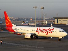 उड़ान में देरी से ठनका यात्रियों का माथा! SpiceJet के स्टाफ संग हो गई नोकझोंक