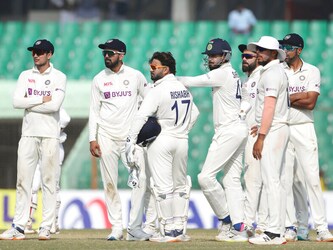  आईसीसी वर्ल्ड टेस्ट चैंपियनशिप (ICC World Test Championship) का दूसरा सीजन 2021 से लेकर 2023 तक खेला जाना है. इस सीजन में पहली भिड़ंत भारत और इंग्लैंड के बीच पांच मैचों की टेस्ट सीरीज के तहत हुई. जारी टूर्नामेंट में कुल नौ टीमों ने हिस्सा लिया है. इस दौरान सभी टीमों को क्रमशः छह-छह सीरीज खेलनी है. (AP)