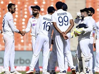  भारत और ऑस्ट्रेलिया के बीच बॉर्डर गावस्कर ट्रॉफी (Border Gavaskar Trophy) के तहत क्रमशः चार मैचों की टेस्ट सीरीज खेली जाएगी. सीरीज का आगाज नौ फरवरी 2023 से हो रहा है. सीरीज शुरू होने से पहले बात करें देश के लिए ऑस्ट्रेलिया के खिलाफ टेस्ट प्रारूप में किन पांच खिलाड़ियों ने सर्वाधिक रन बनाए हैं, तो उनके नाम इस प्रकार हैं- (AFP)