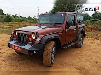  महिंद्रा थार (Mahindra Thar) : Mahindra Thar काफी लोकप्रिय गाड़ी है. इस महीने, महिंद्रा ऑफ-रोडर के दोनों पेट्रोल और डीजल वेरिएंट पर 20,000 रुपये का डिस्काउंट मिल रहा है. Thar 152hp, 2.0-लीटर टर्बो-पेट्रोल इंजन और 132hp, 2.2-लीटर डीजल इंजन में उपलब्‍ध है.