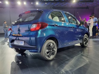  टियागो को कंपनी ने दो बैटरी पैक के साथ लॉन्च किया था. इसमें 19.2 kWh की बैटरी पैक वाला वेरिएंट 250 किमी. की रेंज देता है और वहीं 24 kWh बैटरी पैक वेरिएंट 315 किलोमीटर की रेंज ऑफर करता है. (फोटो साभार ओवरड्राइव)