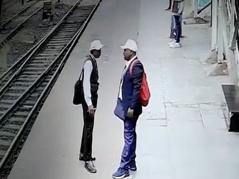 Viral Video: रेलवे स्टेशन पर हुए एक खौफनाक हादसे का वीडियो वायरल हो रहा है. (Credit/Video Grab/@Ananth_IRAS)