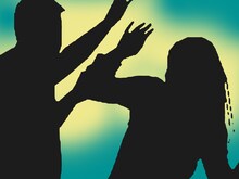 रतलाम: महिला को पेड़ से बांधकर लाठियों से पीट रहे थे ससुरालीजन, पुलिस ने बचाया
