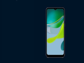  मोटोरोला ने भारतीय बाजार में अपना नया Moto E13 स्मार्टफोन लॉन्च कर दिया है. Motorola Moto E13 एक HD+ डिस्प्ले और बड़ी बैटरी वाला एक एंट्री-लेवल फोन है. स्मार्टफोन की कीमत 10,000 रुपये से भी कम है और यह कई कलर ऑप्शन में आता है. इसमें ऑरोरा ग्रीन, कॉस्मिक ब्लैक और क्रीमी व्हाइट कलर शामिल हैं. Motorola Moto E13 के 2GB RAM + 64GB स्टोरेज वाले बेस वेरिएंट की कीमत 6,999 रुपये से शुरू होती है, जबकि 4GB रैम + 64GB स्टोरेज वेरिएंट की कीमत 7,999 रुपये है.