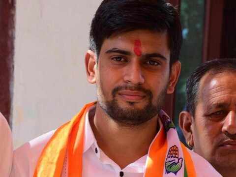 किसी भी देश के विकास में राजनेताओं का बड़ा बलिदान होता है.