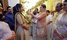 Radhika संग Anant Ambani की हुई सगाई, एक फ्रेम में दिखा पूरा परिवार। Anant Radhika Engagement