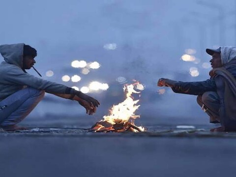 Weather News: मौसम विभाग ने कहा है कि आने वाले दिनों में सर्दी से राहत नहीं मिलेगी. अगले दो दिन ठंड और कहर बरपा सकती है. (File Photo- News18)