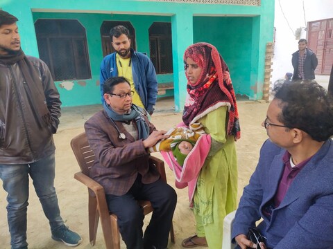 उन्नाव में  जांच करती स्वास्थ्य विभाग की टीम  