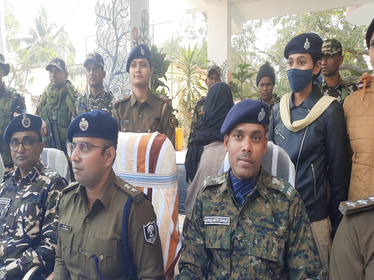 50 हजार की इनामी नक्सली रेणुका की गिरफ्तारी के बारे में जानकारी देते एसपी