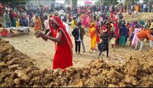 Dhanbad News: धनबाद के खेलाईचंडी मेला में मन्नते पूरी होने पर पूजा की अनोखी परंपरा, देखें वीडियो