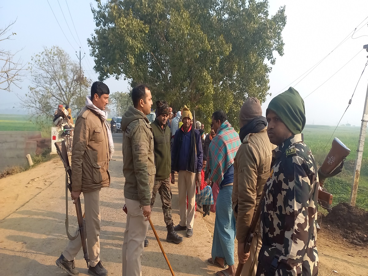 बिहार के लखीसराय में हुई हत्या की घटना के बाद मामले की जांच के लिये पहुंची पुलिस