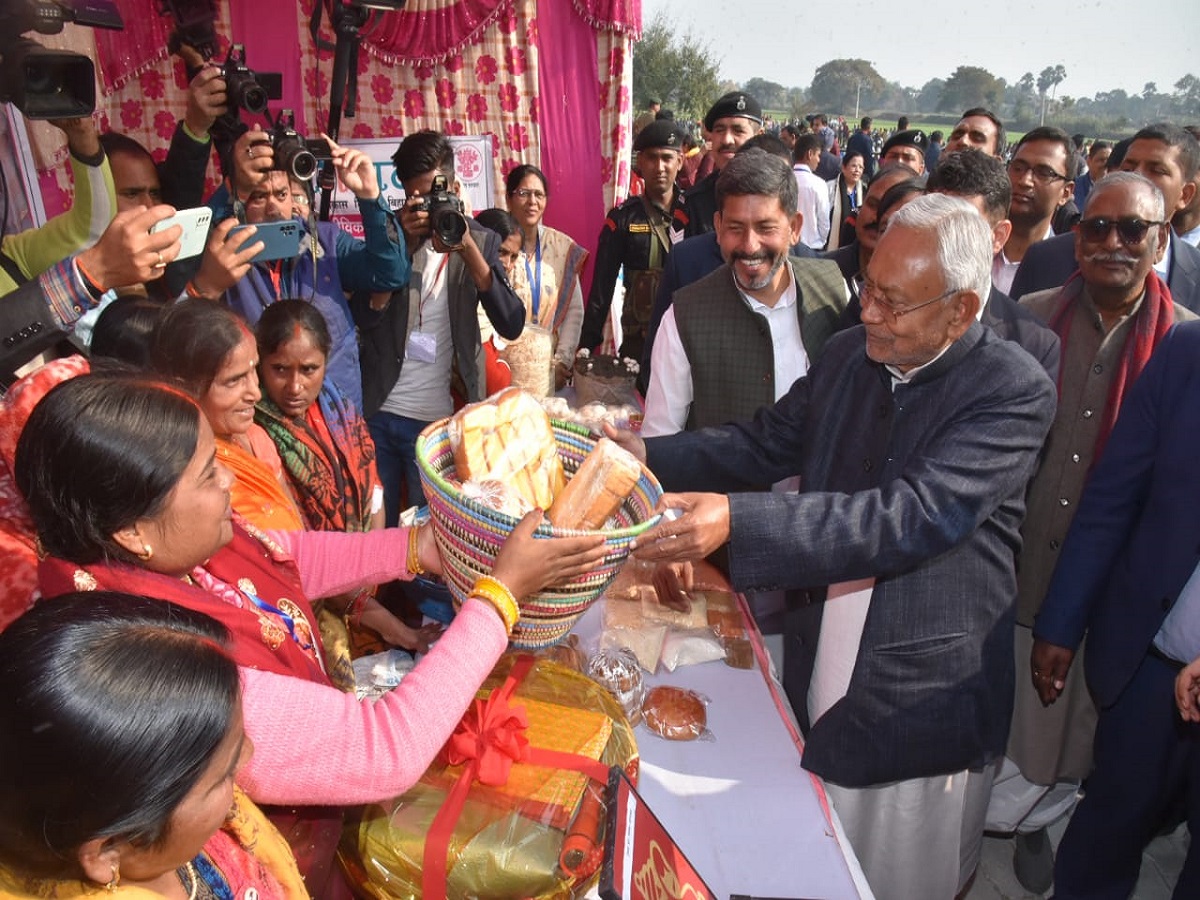बिहार के जहानाबाद में एक कार्यक्रम के दौरान नीतीश कुमार