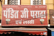 Gwalior News: यहां मिलते हैं फ्लाइंग पराठे, स्वाद के साथ-साथ बनाने का अंदाज भी निराला