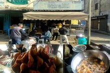 Alwar news:  सर्दी में गरमागरम समोसे का स्वाद लेना है तो आइए अलवर की इस गली में
