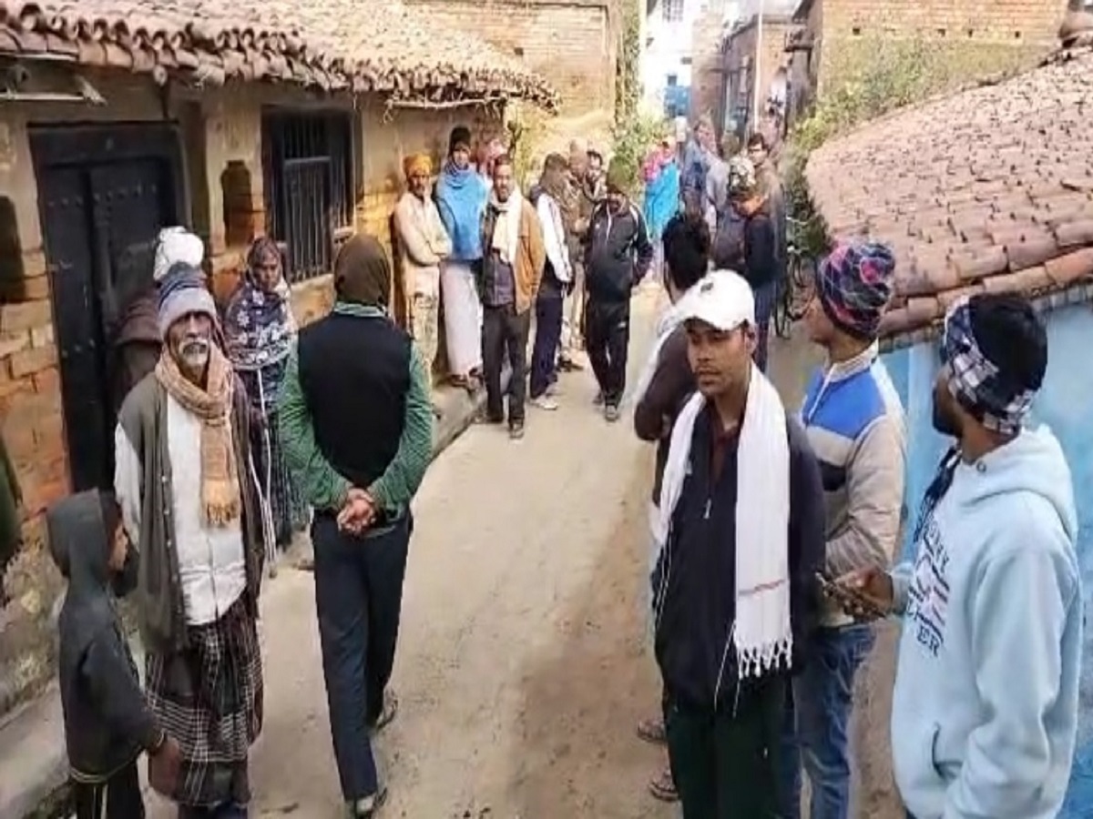 बिहार के नालंदा में हुई हत्या की घटना के बाद जमा भीड़