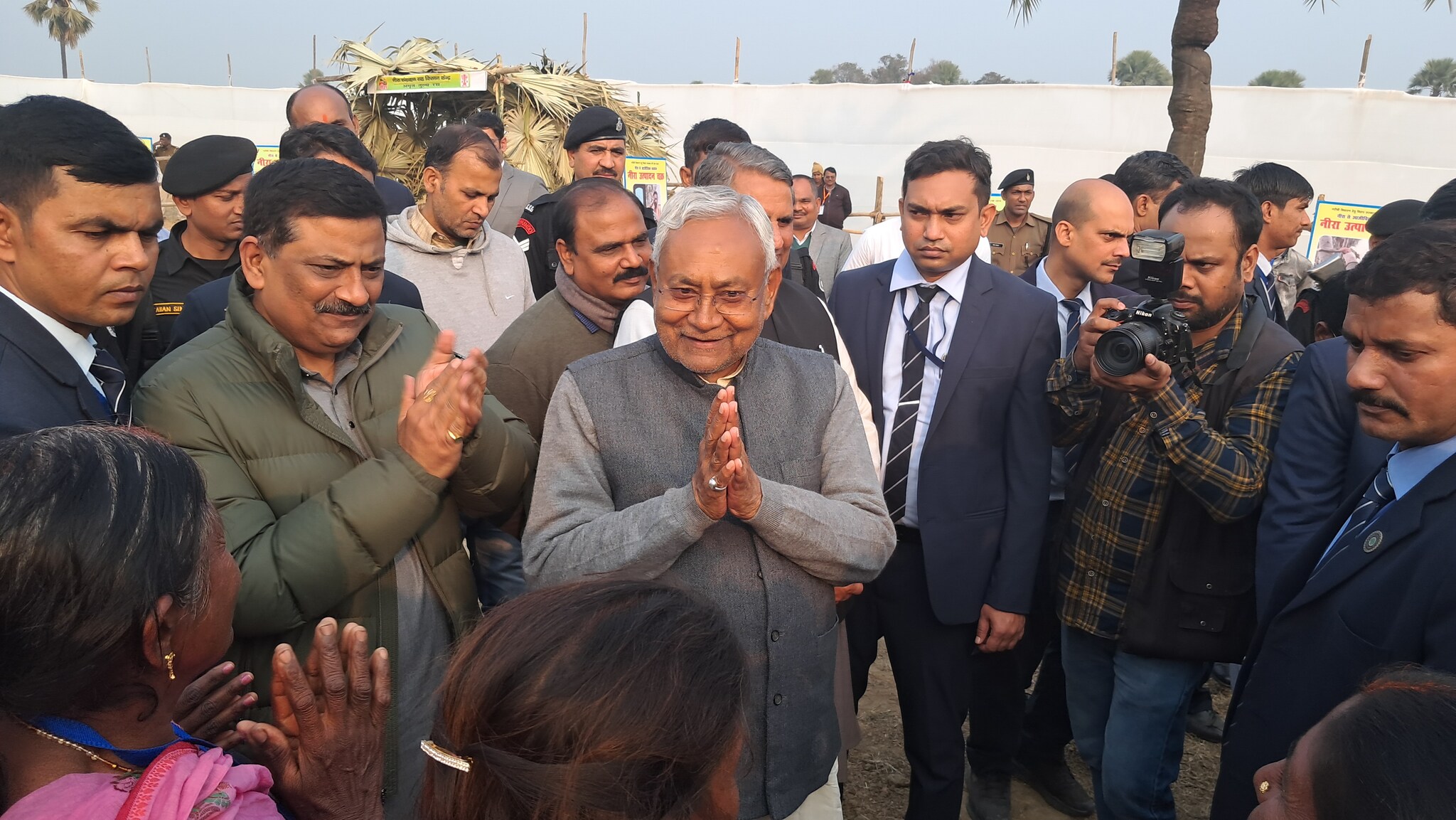 बंद भइले दारु दुकनिया हे... टुट गइले भट्ठी, टूट गइले बोतल... और गदगद हुए CM  नीतीश कुमार - gaya bihar cm nitish kumar happy to to hear song on liquor –  News18 हिंदी