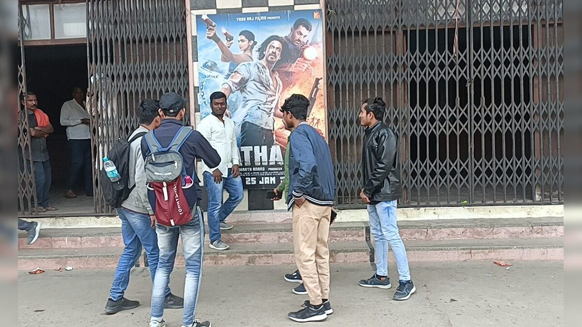 Pathaan Movie Review: नालंदा के सिनेमाहॉल में उमड़ी युवा प्रशंसकों की भीड़, फिल्म को दिया 5 में 5 अंक, 3 शो हाउसफुल 