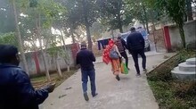 Korba News: सदन में गुरुजी पढ़ते थे प्रेम का पाठ, बच्चों ने खा लिया खाट, जानें पूरी कहानी