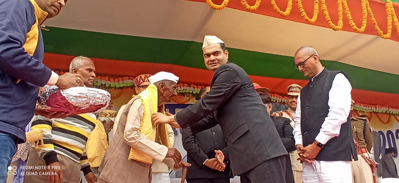 स्वतंत्र सेनानी को सम्मानित करते जिलाधिकारी