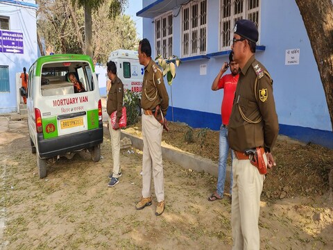 बिहार के नवादा में हुई हत्या की घटना के बाद मामले की पड़ताल के लिये पहुंची पुलिस