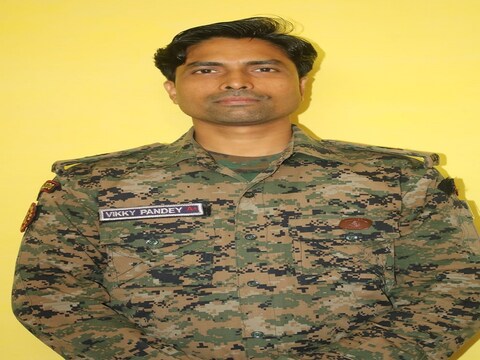 शौर्य चक्र पाने वाले सीआरपीएफ में सहायक कमांडेंट विक्की पांडेय 