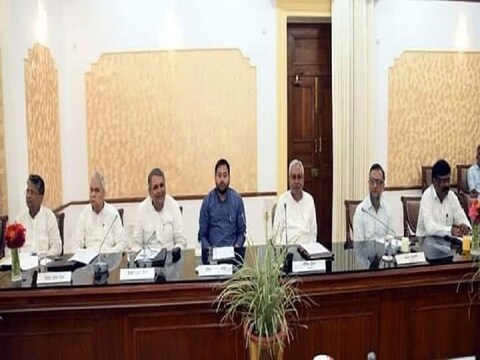 बिहार कैबिनेट की बैठक में शामिल सीएम नीतीश कुमार और अन्य