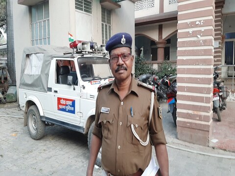 पटना में हुई लूट की घटना के बाद मामले की पड़ताल के लिये पहुंची पुलिस