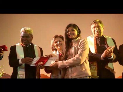 मेरठ मेडिकल कॉलेज के दीक्षांत समारोह में छह गोल्ड मेडल जीतने वाली युवती