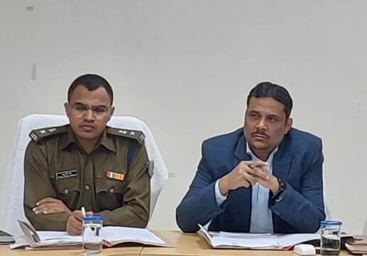 समाहरणालय स्थित सभागार में बैठक करते डीसी व एसपी