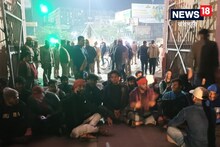 Varanasi: पुलिस के खिलाफ BHU में छात्रों का धरना जारी, बंद किया 'सिंह' द्वार, जानें पूरा मामला