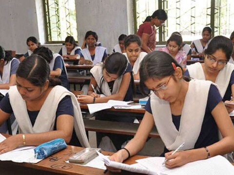 परीक्षा देते छात्र छात्राएं