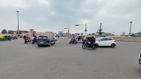 लखनऊ के गोमती नगर चौराहे पर बादल छाने के बाद कुछ ऐसा रहा नजारा