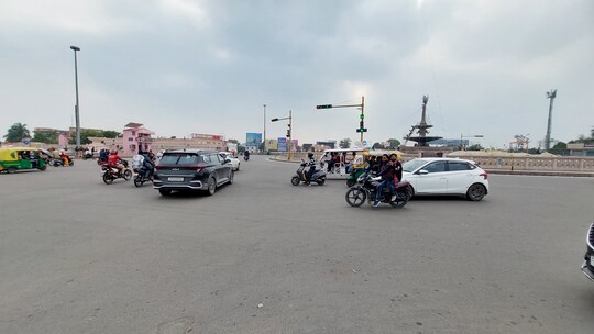 लखनऊ के गोमती नगर चौराहे पर बादल छाने के बाद कुछ ऐसा रहा नजारा