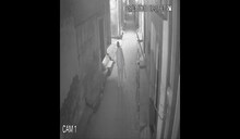 Ghaziabad Crime News: शिकार की तलाश में फावड़ा लेकर घूमते शख्स का वीडियो वायरल, जानें मामला