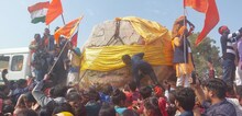Muzaffarpur: नेपाल से अयोध्या जा रहे शालिग्राम पत्थर को देखने उमड़े भक्त, करते रहे पुष्प वर्षा