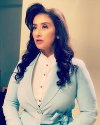  साल 2000 से पहले मनीषा लोगों के दिलों की धड़कन बनी हुई थीं. लेकिन इसके बाद अचानक उनके करियर में ठहराव सा आया. फिल्म गुप्त, दिल से, कच्चे धागे, मन जैसी सुपरहिट फिल्मों के बाद एक वक्त ऐसा आया जब मनीषा की फिल्मों से दर्शकों ने मुंह मोड़ना शुरू कर दिया था. बस फिर क्या था. इसक बाद तो जैसे मनीषा सब कुछ भुलाकर नशे की लत में पड़ गईं.(फोटो साभार: Instagram@m_koirala)