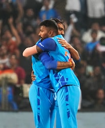  अक्षर पटेल ने पुणे के महाराष्ट्र क्रिकेट एसोसिएशन स्टेडियम में खेले गए टी20 इंटरनेशनल मैच में पहले गेंदबाजी में कमाल किया. उन्होंने 4 ओवर में 24 रन खर्च कर 2 विकेट चटकाए. इसके बाद उन्होंने 7वें नंबर पर उतरकर बैटिंग में भी धांसू प्रदर्शन किया. अक्षर ने 31 गेंदों पर 65 रन की पारी खेली जिसमें 3 चौके और 6 छक्के शामिल थे. इस दौरान उन्होंने 200 से ज्यादा के स्ट्राइक रेट से रन जुटाए. (AP)