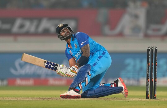 सूर्यकुमार यादव ने श्रीलंका के खिलाफ राजकोट में खेले गए तीसरे टी20 में शतक जड़ा था. (AP)